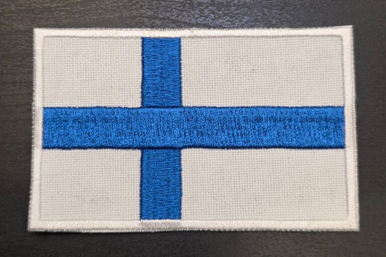 Brodeerattu Suomen lippu satiinipistoin